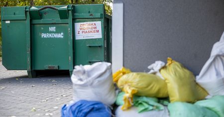 Sprzątają po wielkiej wodzie. We Wrocławiu  było 2 mln worków z piaskiem