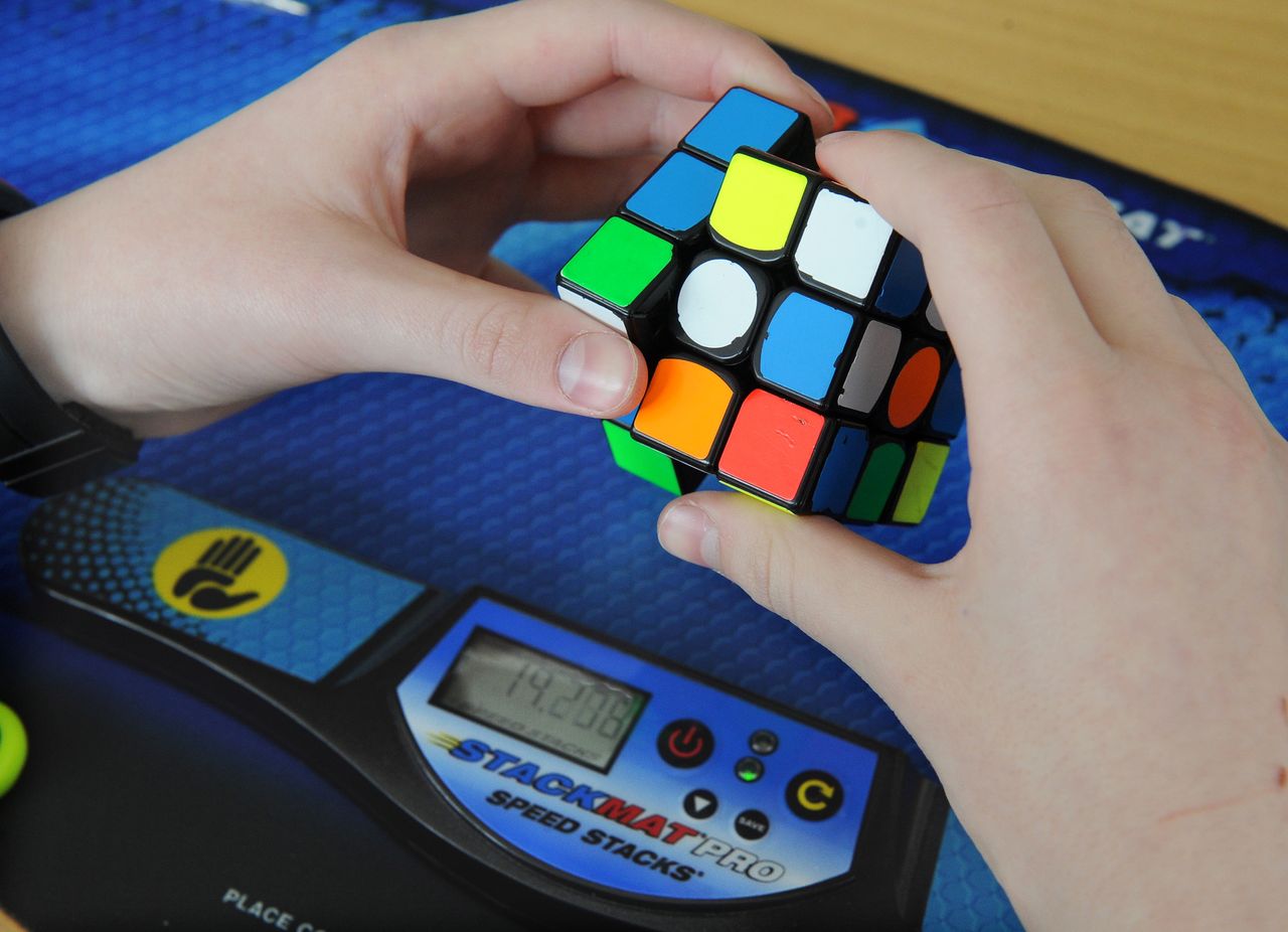 Ręka-robot ze sztuczną inteligencją uczy się układać kostkę Rubika, fot. Getty Images