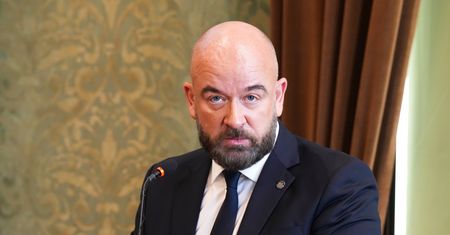 "System dorabiania". Samorządowcy wymieniali się stołkami