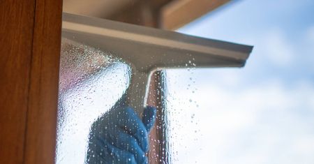 Jak umyć szyby bez smug? Ekspertka zdradza swój sprawdzony patent