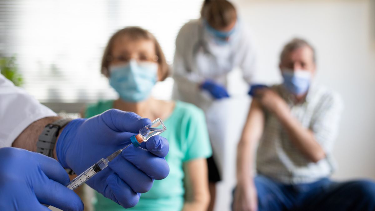 Szczepienia w Małopolsce, Podkarpaciu i woj. świętokrzyskim idą bardzo opornie. W 8 małopolskich powiatach ani jednej dawki nie przyjęło ponad 70 proc. osób