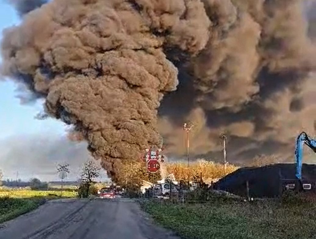 Pożar w Koninie. Kłęby czarnego dymu nad miastem