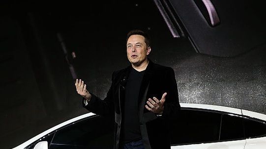Akcje Tesli należące do Elona Muska mocno straciły na wartości