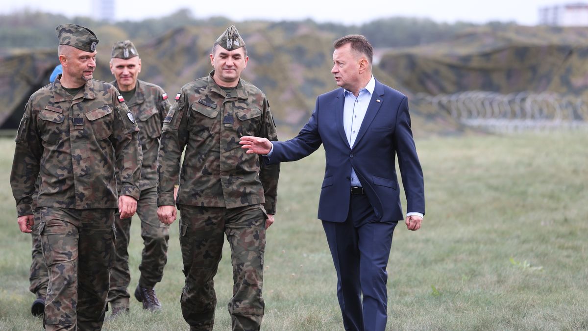 Warszawa, 05.10.2023. Minister obrony narodowej Mariusz Błaszczak (P), zastępca szefa Agencji Uzbrojenia, Pełnomocnik Ministra Obrony Narodowej do spraw Budowy Systemu Zintegrowanej Obrony Przeciwlotniczej i Przeciwrakietowej gen. bryg. Michał Marciniak (L) oraz szef Agencji Uzbrojenia gen. bryg. Artur Kuptel (2P) podczas spotkania z żołnierzami z 37. Dywizjonu Rakietowego Obrony Powietrznej rozpoczynającymi pełnienie dyżuru na elementach systemu PATRIOT w ramach procesu wzmacniania Systemu Obrony Powietrznej RP, 5 bm. na Lotnisku Warszawa-Babice. (jm) PAP/Rafał Guz