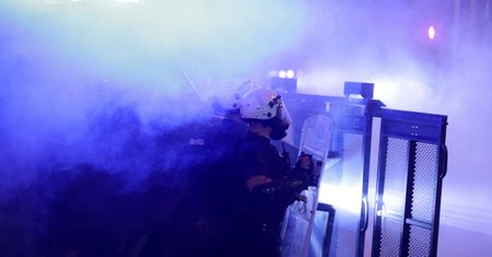 Działo się w nocy. Niespokojnie w Serbii, doszło do starć z policją