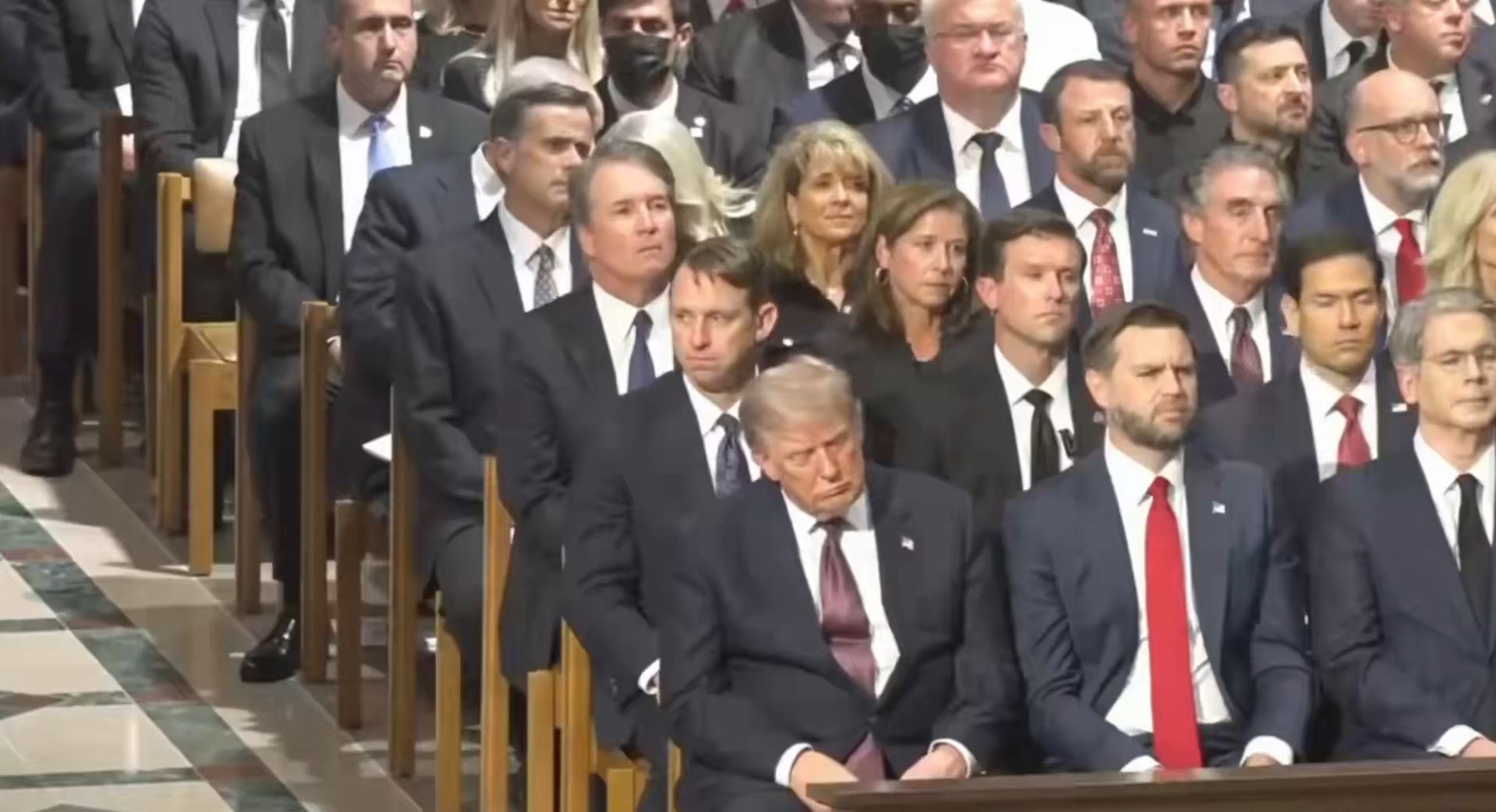 Donald Trump zasypia na pogrzebie senatora