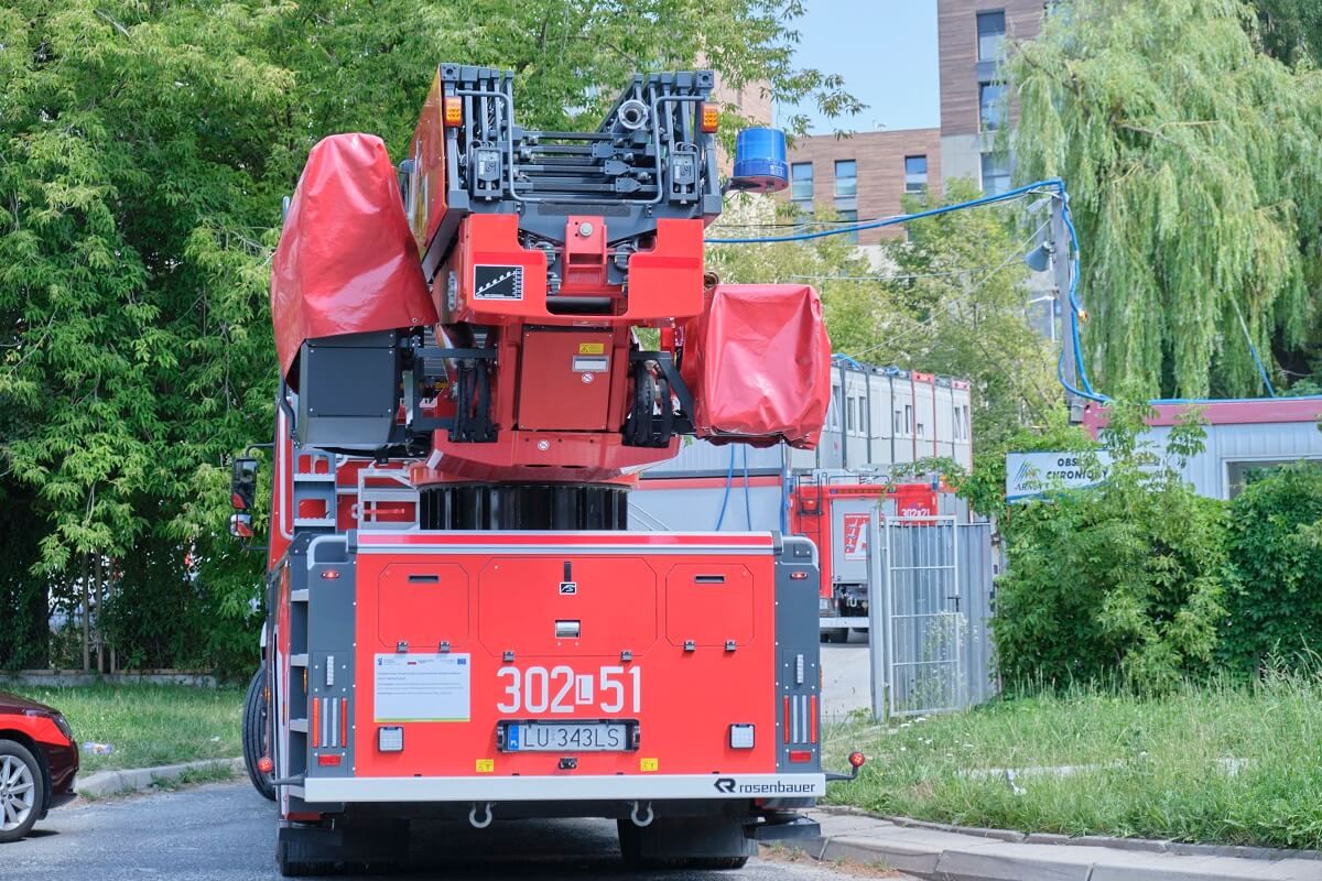 Interwencja strażaków do pożaru na dachu budynku przy ul. Morwowej