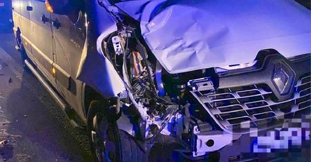 Śmiertelne potrącenie po zmroku. Brak odblasków jedną z przyczyn tragedii. Renault najechał na pieszego