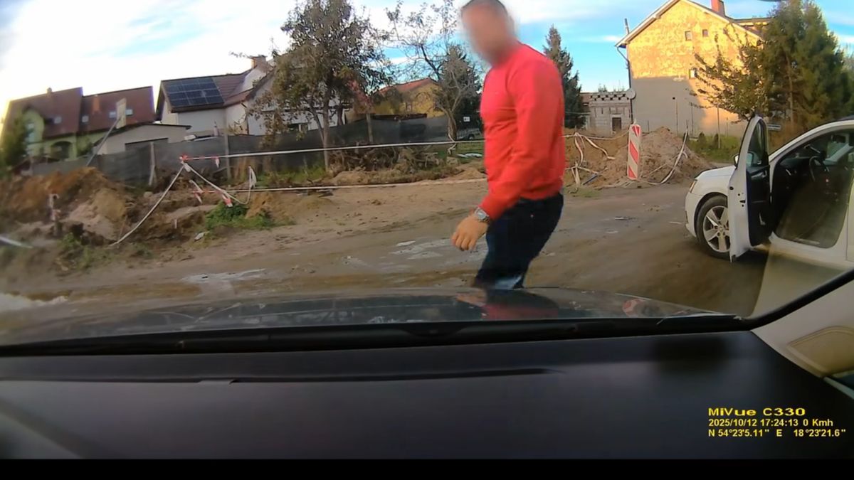 Kierowca białej skody aż wysiadł z auta.