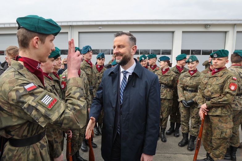 Wadysaw Kosiniak-KamyszLimanowa, 29.03.2025. Wicepremier, minister obrony narodowej Wadysaw Kosiniak-Kamysz (C) podczas otwarcia kompleksu wojskowego 114. batalionu lekkiej piechoty WOT w Limanowej, 29 bm. (jm) PAP/Grzegorz MomotGrzegorz Momot114, 114., batalion, lekka, piechota, Wojska obrony terytorialnej, wojsko, wojskowe, wojskowy, WOT