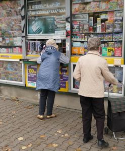 "Łup porzucili na drodze". Gang nastolatków okradał kioski