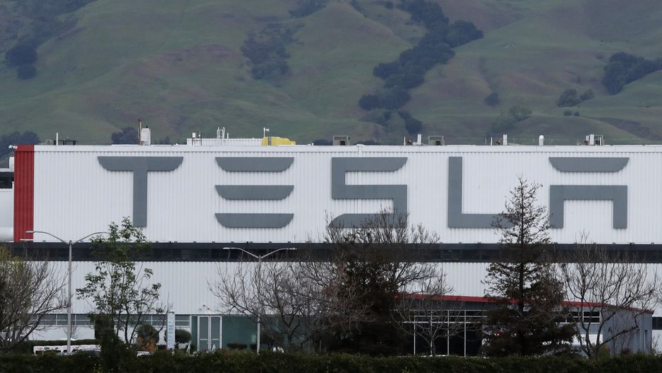 Elon Musk zdecydował się na nielegalne uruchomienie fabryki Tesli.