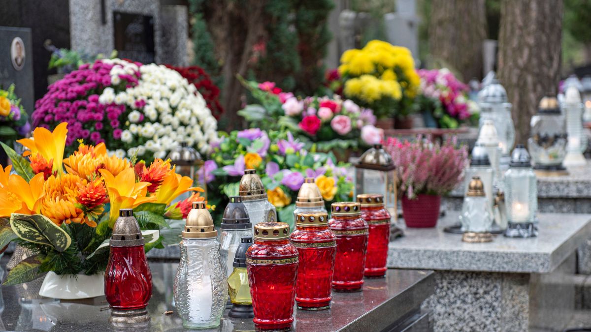 Tego nie wolno robić na cmentarzach. Mandaty mogą sięgnąć nawet 5 tysięcy złotych