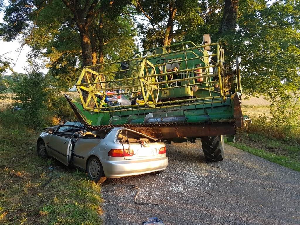 Choć zdjęcie mrozi krew w żyłach, kierowca przeżył i ma się dobrze.