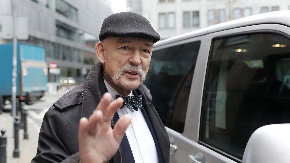 Warszawa, 27.10.2023. Polityk Konfederacji Janusz Korwin-Mikke przed siedzibą Polskiej Agencji Prasowej w Warszawie, 27 bm. Janusz Korwin-Mikke był gościem Studia PAP. (sko) PAP/Tomasz Gzell