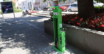 Szczecinek: Pojawiły się stacje naprawy rowerów. Można je znaleźć w 10 lokalizacjach