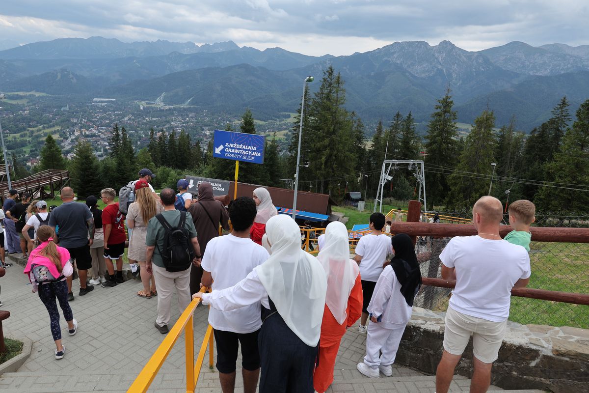 tatry, turyści, policja Policja w Zakopanem po arabsku. Apelujemy