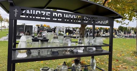 Na cmentarzu na Majdanku stanęły pierwsze regały na używane znicze. Lublin uruchomił zniczodzielnię