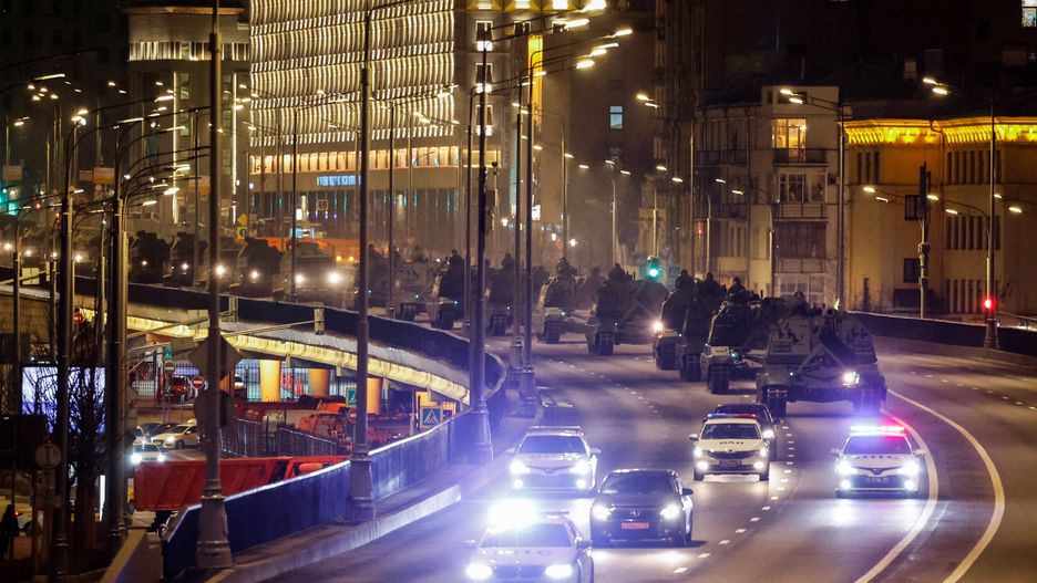 Kolumna pojazdów wojskowych w Moskwie. Trwają przygotowania do Dnia Zwycięstwa 