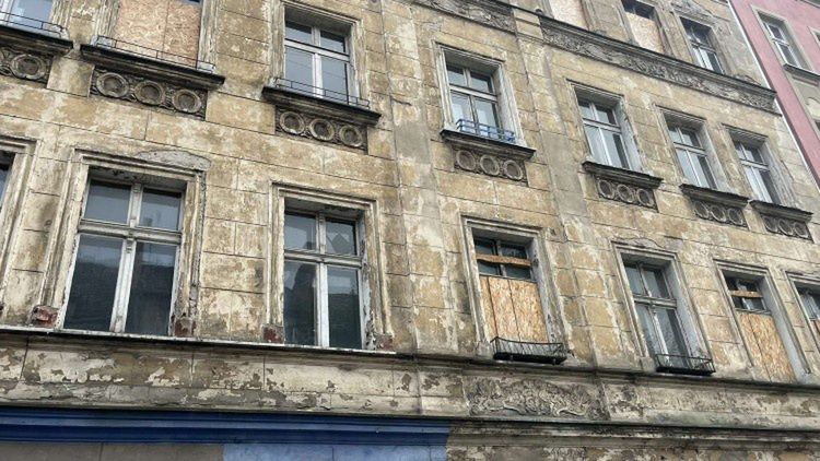 Okazała kamienica jest mocno zdewastowana