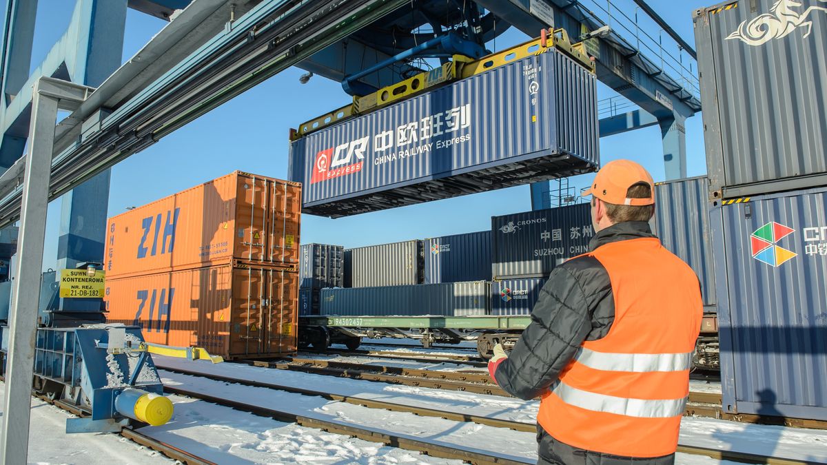 Przeładunek pociągu w Rejonie Przeładunkowym Małaszewicze
Wojciech Pacewicz
Chiny, inwestycja, kontener, Londyn, nowy szlak jedwabny, PKP Cargo, poci�g, prze�adunek, towarowy