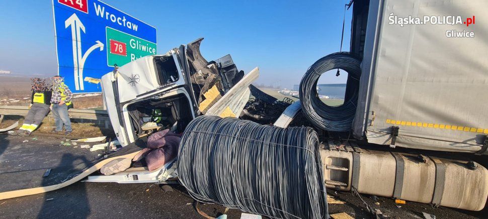 Zderzenie trzech tirów na autostradzie A4 w Gliwicach