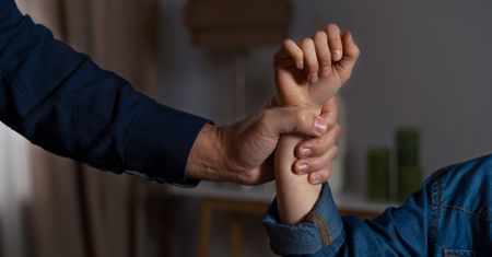 12-latek z nożem zaatakował partnera matki. Wstrząsające powody