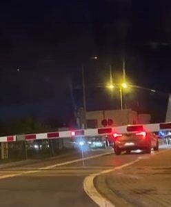 Utknęła między rogatkami. Pociąg pędził prosto na nią