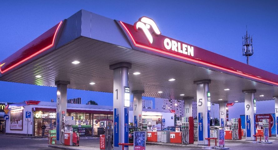 Więcej prądu z OZE i tańsze paliwo. Orlen zarobił 11 mld zł, tyle ma stacji