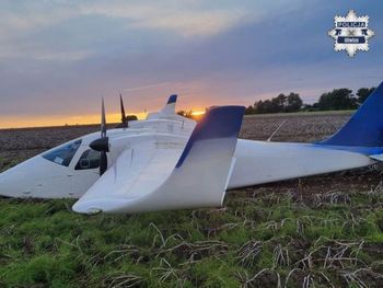 Gliwice: Mały samolot pasażerski awaryjnie lądował na polu rolniczym
