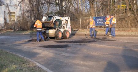 „Dziura na dziurze”. Mieszkańcy i radny domagają się pilnego remontu ul. Chemicznej w Lublinie