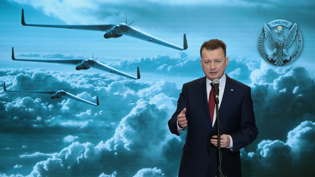 Umowa na nowe drony dla polskiego wojskaFot. Piotr Molecki/East News. Warszawa, 29.12.2021. MON. Zatwierdzenie umowy na dostawe bezzalogowych systemow powietrznych  klasy mini pod kryptonimem WIZJER.N/z: minister obrony narodowej Mariusz BlaszczakPiotr Molecki