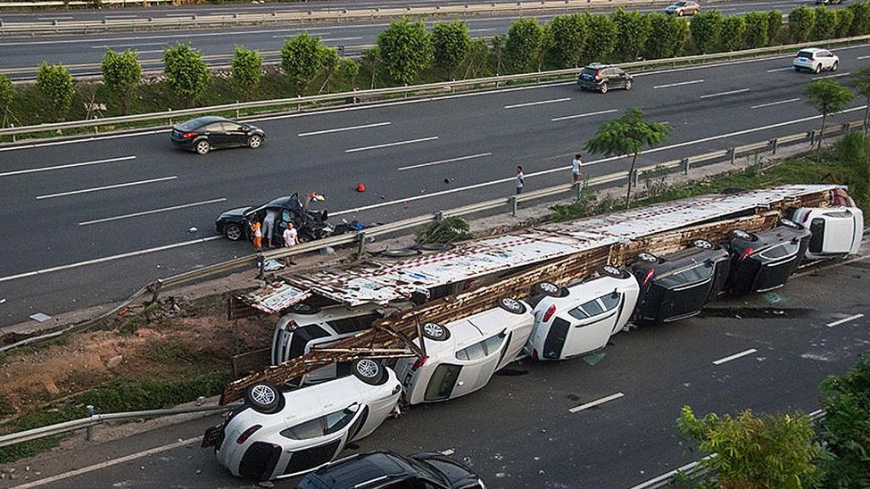 Ciężarówka przewożąca 11 luksusowych aut przewrócona na bok 1