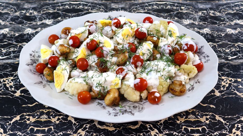 Sałatka z kalafiorem i pieczarkami. Fot.: smakowitedania.com