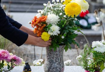 Świeże kwiaty na grobie? Ten trik sprawi, że będą stały jeszcze dłużej