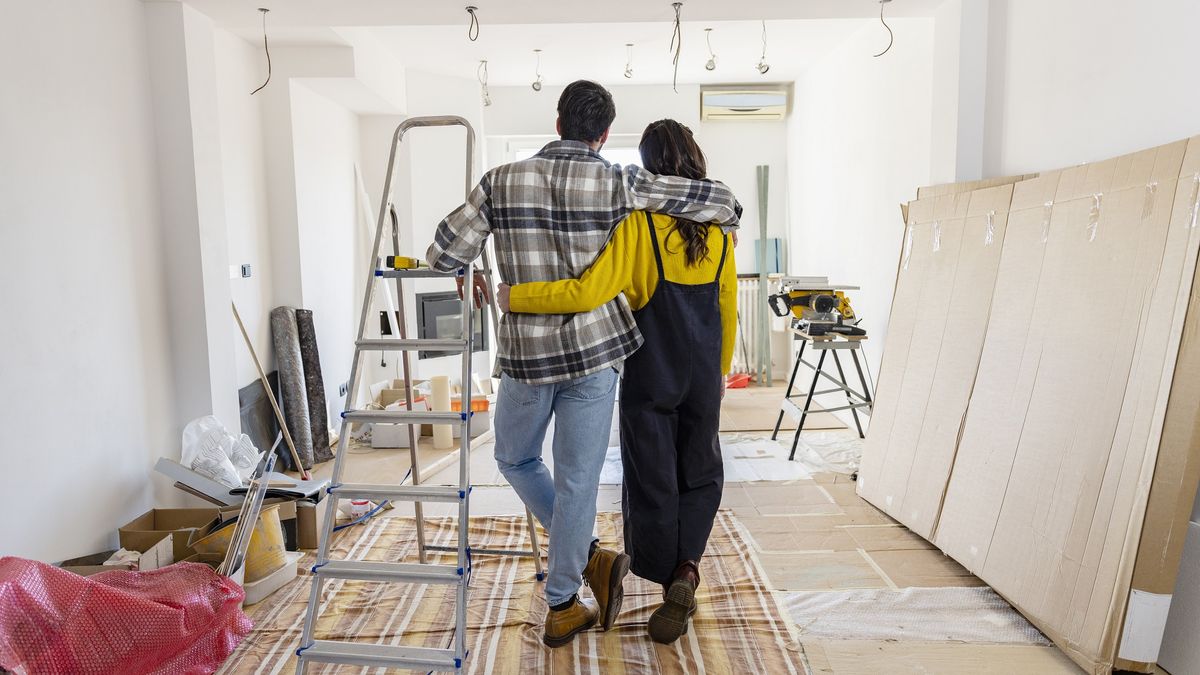 Młodzi ludzie na budowie