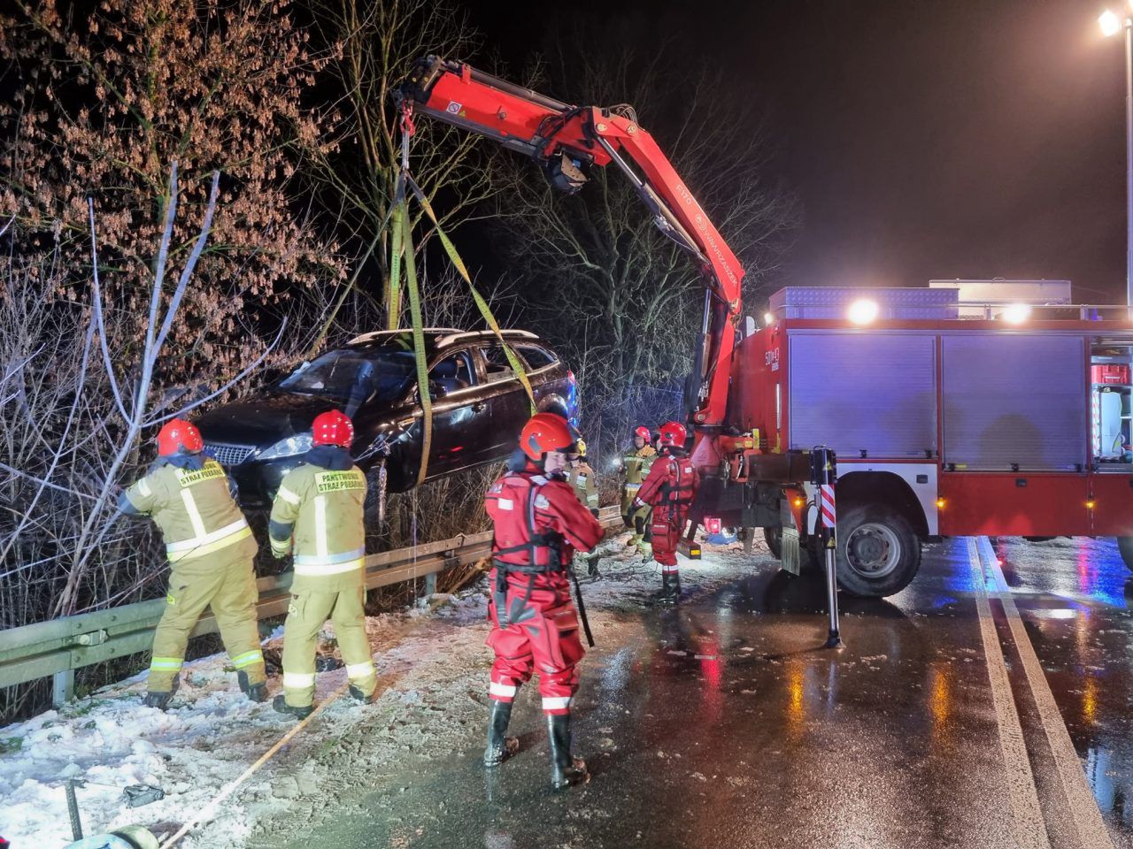 Kierowca forda, który wjechał do rzeki, był pijany. O mało nie utonął