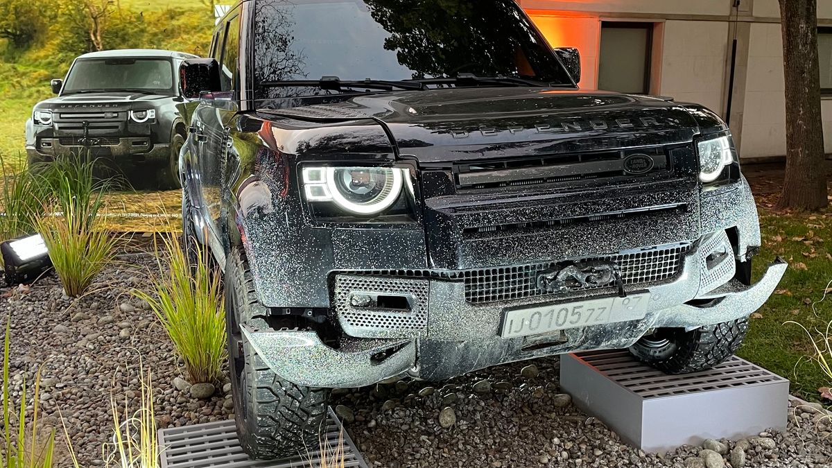 Land rovery defendery pokazały w "Nie czas umierać" na co je stać