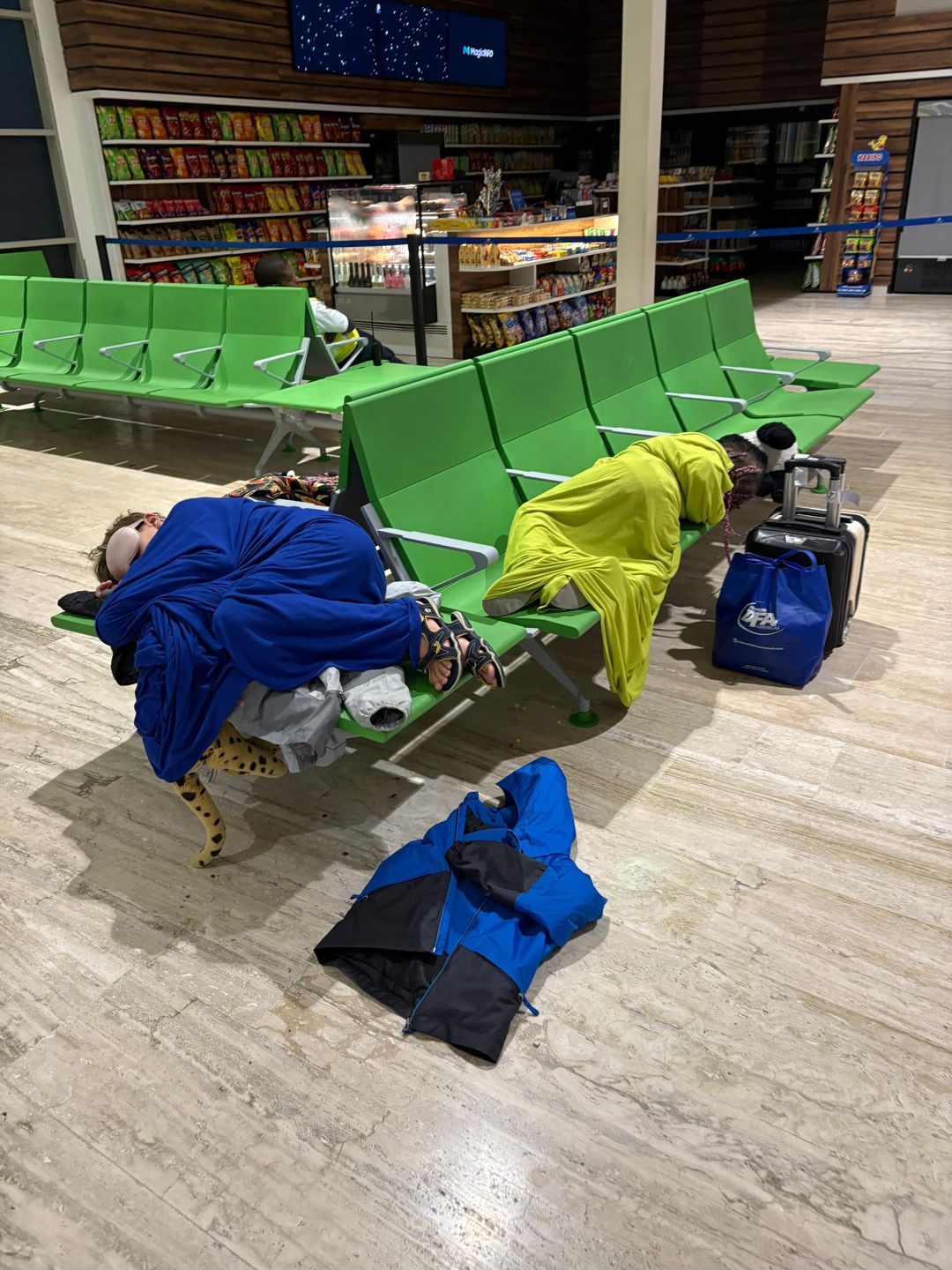Dzieci spały na lotnisku 