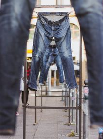 "Slaxx" to horror o opętanych jeansach. Zobaczcie zwiastun!