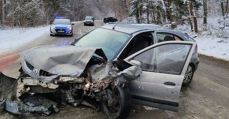 Zderzenie czołowe Renault z Volkswagenem. Trzy osoby trafiły do szpitala w tym dwoje dzieci