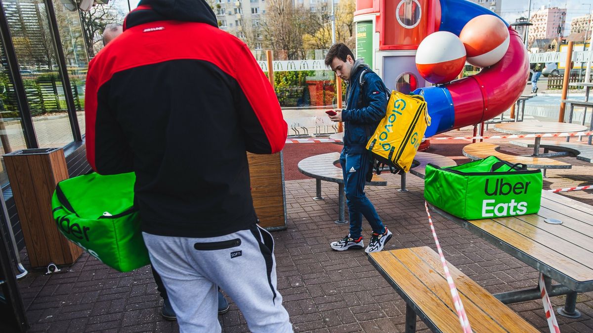 Koronawirus - restauracje i bary tylko z jedzeniem na wynos lub z dowozem
19.03.2020 - Gdansk, Gdansk w dobie Koronawirusa n/z dostawcy jedzenia glovo uber eats transpot zywnosci do domu   / Fot. Karol Makurat/REPORTER
Karol Makurat/REPORTER