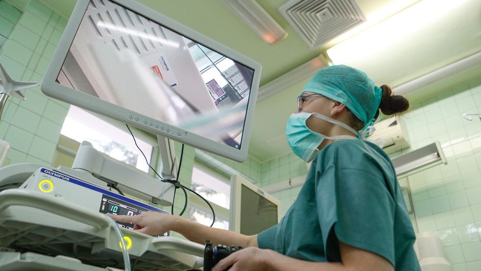 Narodowy Portal Onkologiczny zawiera informacje dla pacjentów o każdym aspekcie zapobiegania i leczenia nowotworów- także męskich. Na zdjęciu: przygotowania do operacji raka prostaty