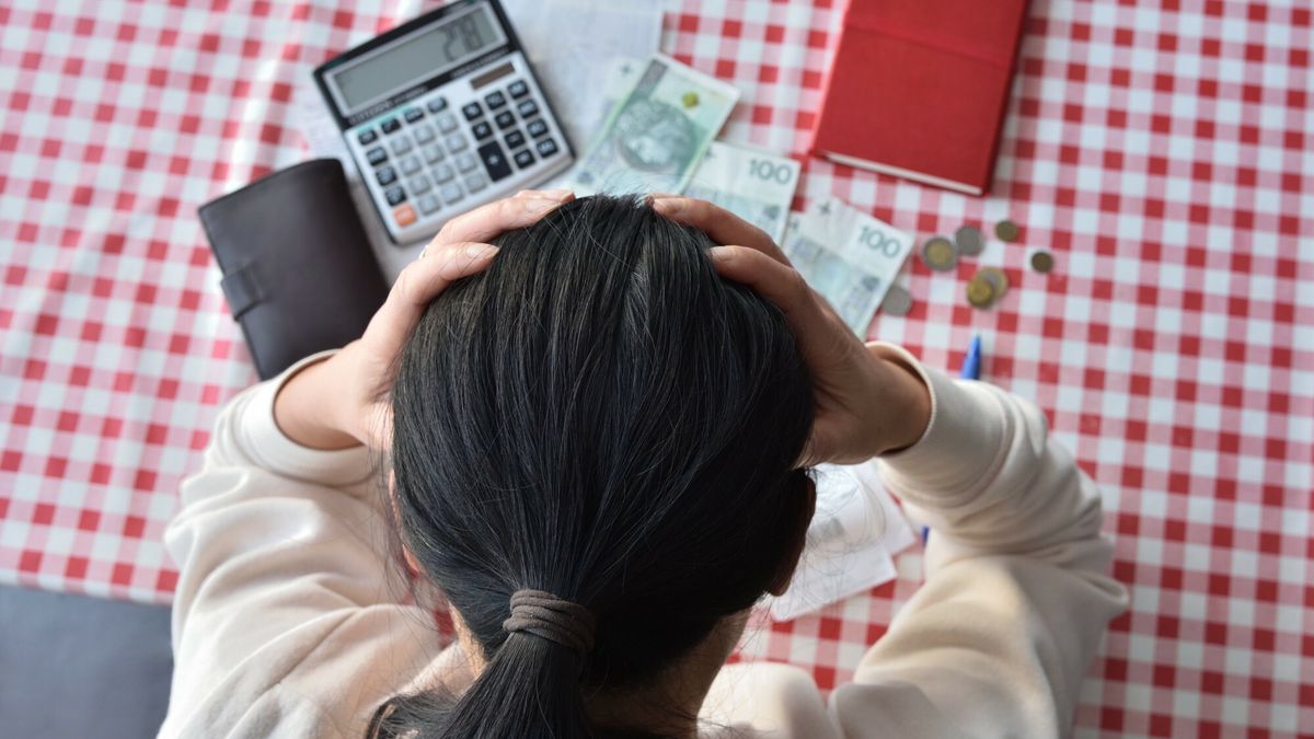 Stock Bart?omiej Magierowski
Fot. Bartlomiej Magierowski/EastNews. Wroclaw 8.11.2022. Prawie 20 procentowa inflacja w Polsce. Coraz wieksze wydatki na zywnosc i rachunki. N/z: zmartwiona kobieta, w tle pieniadze i paragony.
Bartlomiej Magierowski