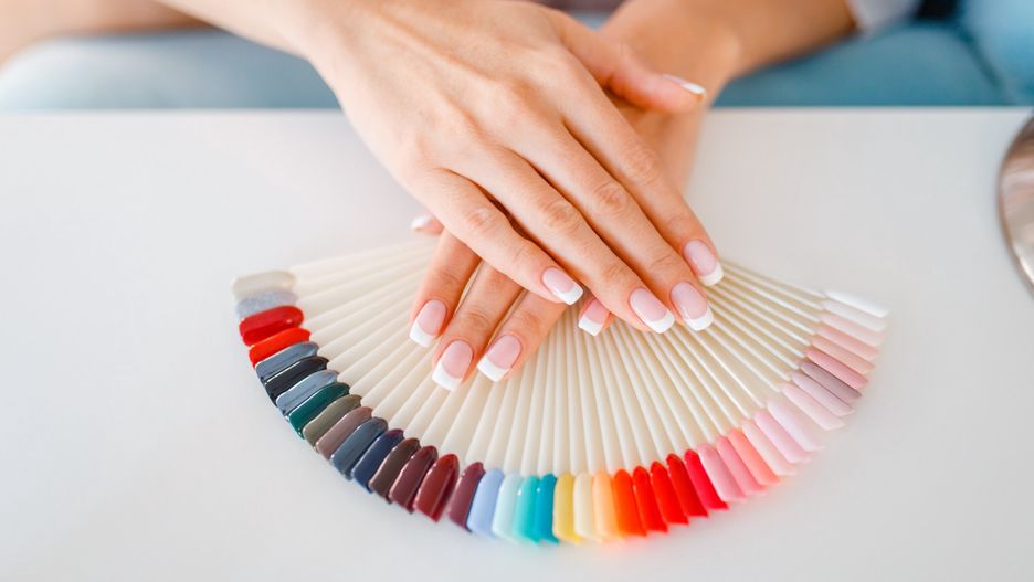 Pastelowe końcówki paznokci to jedna z modnych propozycji na letni manicure