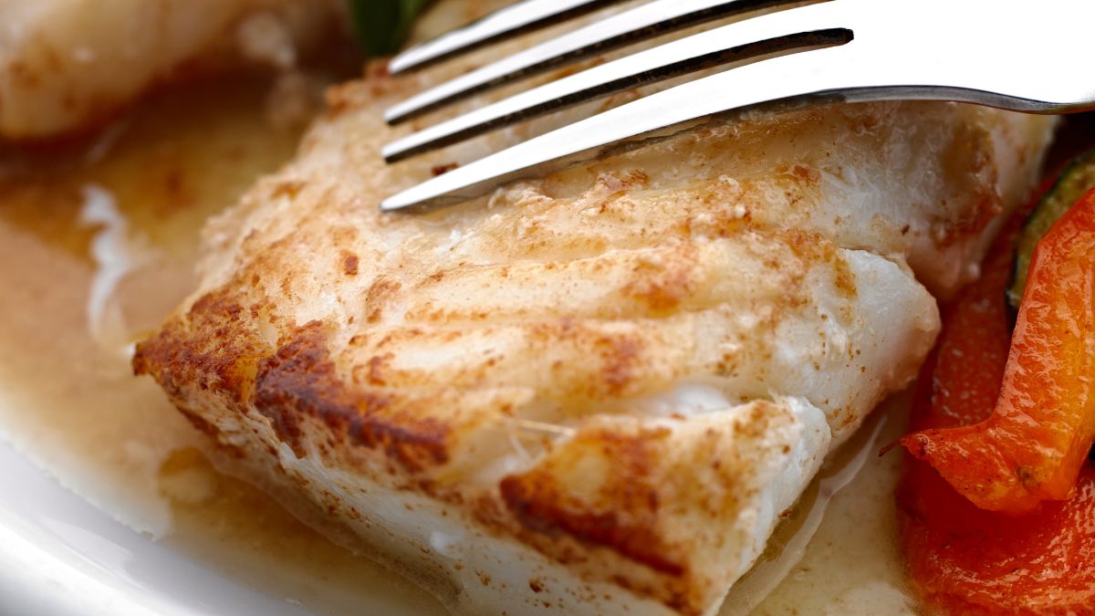 Polacy nawet nie patrzą na nią w sklepie. Chuda ryba, która smakuje jak dorsz