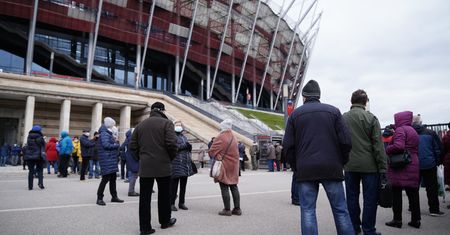 Szczepienia. Chaos na Stadionie Narodowym. "Proste rozwiązanie wyeliminowało problem"