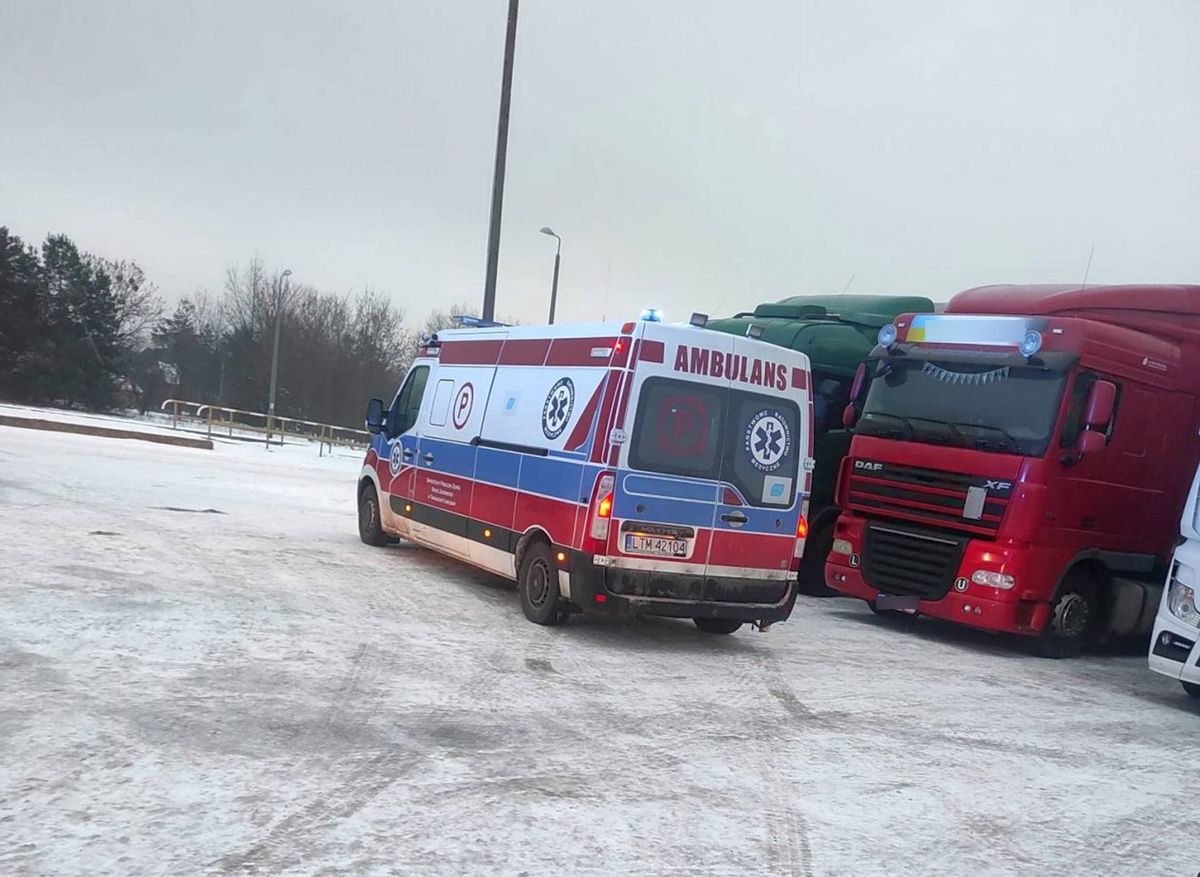 Kierowca ciężarówki z Ukrainy zmarł w swoim pojeździe w Dorohusku. Zdjęcie z podobnego zdarzenia w Bełżcu