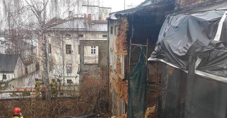 Bielsko-Biała: runęła kamienica. Służby prowadzą akcję