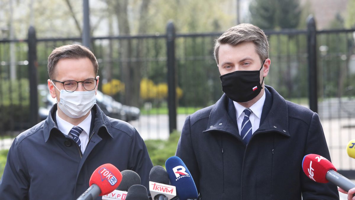 Warszawa, 03.05.2021. Rzecznik rządu Piotr Mueller (P) oraz sekretarz stanu w Ministerstwie Funduszy i Polityki Regionalnej Waldemar Buda (L) podczas konferencji prasowej przed siedzibą KPRM w Warszawie, 3 bm. Rzecznik rządu poinformował o przesłaniu do Komisji Europejskiej ostatecznej wersji KPO. (amb) PAP/Wojciech Olkuśnik